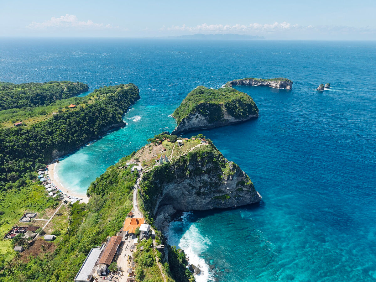 Cliffs and turquoise water at Diamond Beach, Nusa Penida