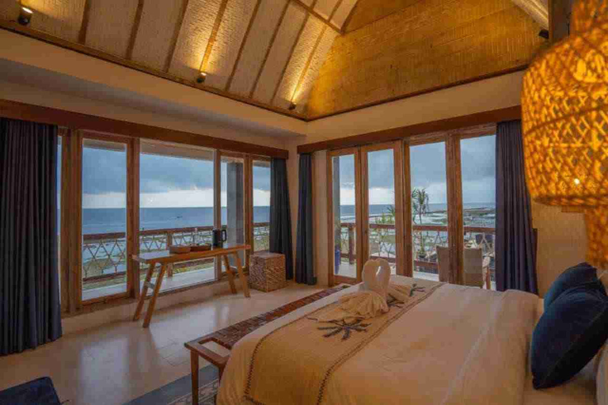 Alana Hotel beachfront setting on Nusa Penida