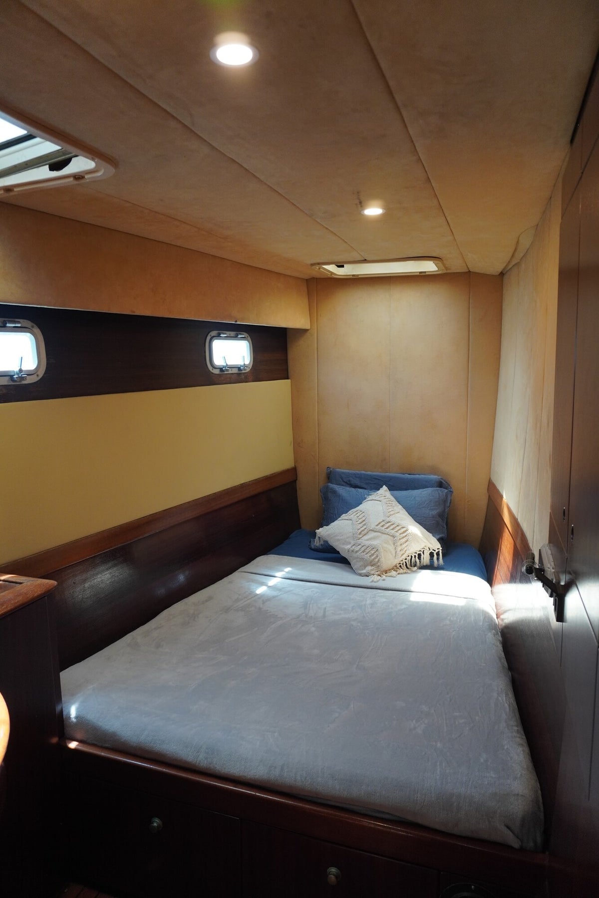 Super Single Cabin